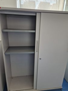 ARMARIO MUEBLE OFICINA CON PUERTA DOBLE COLOR GRIS BLANCO