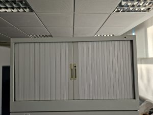 MUEBLE BAJO OFICINA CON PUERTAS ESTILO PERSIANA