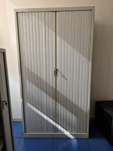 ARMARIO MUEBLE OFICINA GRIS CON PUERTAS CORREDERAS ESTILO PERSIANA